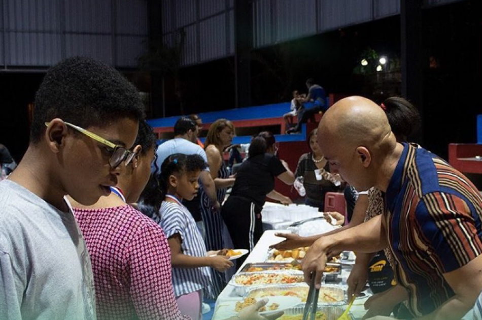 El empresario Elmin Noboa realiza una emotiva ce&ntilde;a navide&ntilde;a junto a los residentes del sector de Villa Carmen