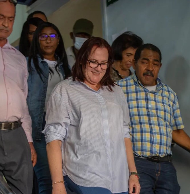 La precandidata a la alcald&iacute;a del Distrito Nacional Janet Camilo visita el mercado de Villa Consuelo