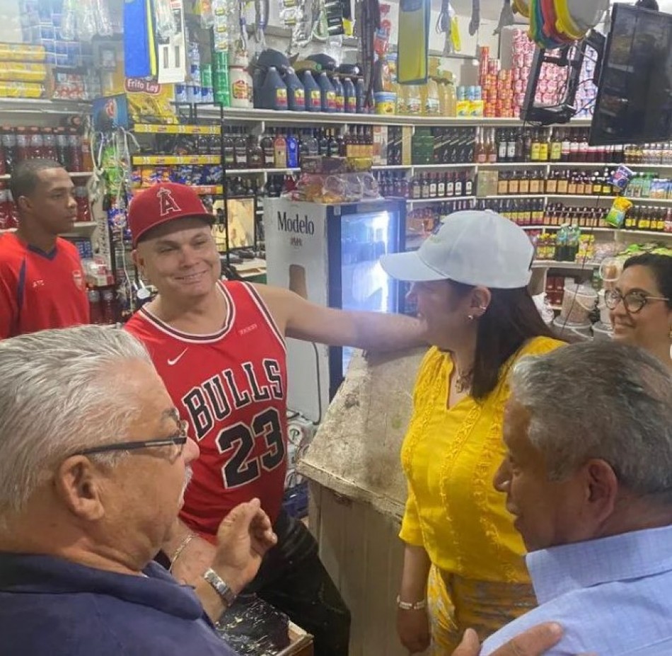 Janet Camilo comparte con los residentes del sector Enriqiillo Kil&oacute;metro 8 de la S&aacute;nchez