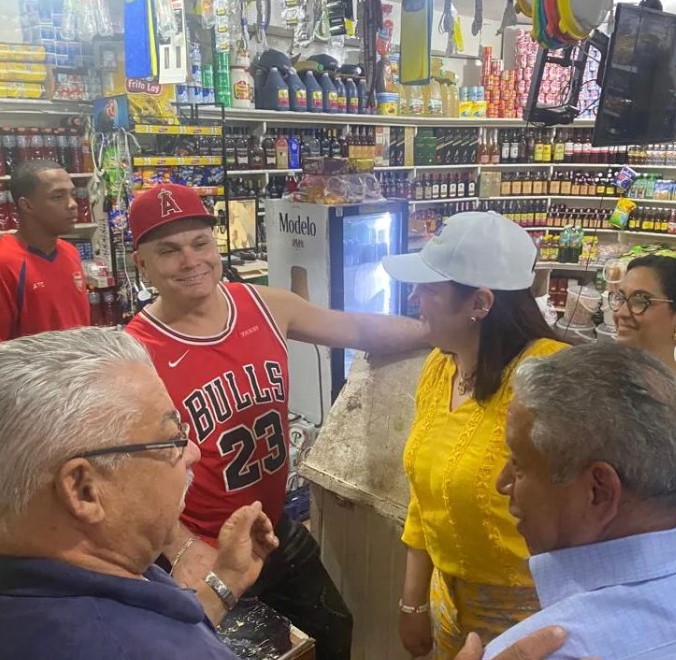 Janet Camilo comparte con los residentes del sector Enriqiillo Kil&oacute;metro 8 de la S&aacute;nchez