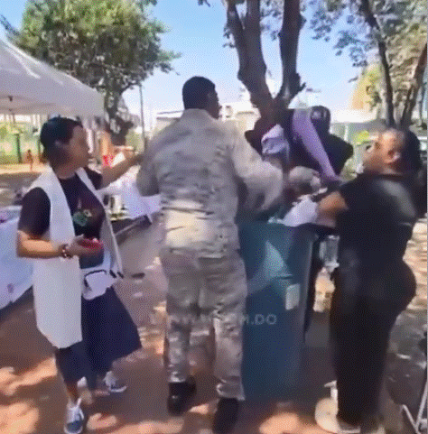 Agentes policiales agreden familia que realizaba bazar con permiso en el parque  de La Venezuela  