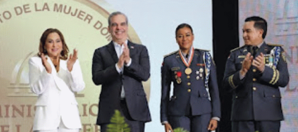 Presidente Abinader entrega a la teniente coronel Ana Jim&eacute;nez Cruceta Medalla al M&eacute;rito de la Mujer