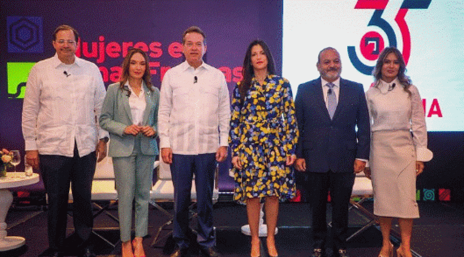Ito Bisono participa junto a la presidenta de Adozona al conversatorio sobre las mujeres de las zonas francas