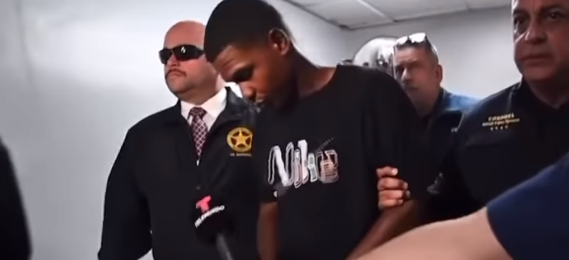Momento en que agentes federales puertorrique&ntilde;os llevan arrestado al dominicano Rond&oacute;n Santiago