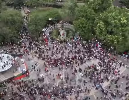 Policia de NY se presenta a una manifestaci&oacute;n con decenas de j&oacute;venes de Manhattan