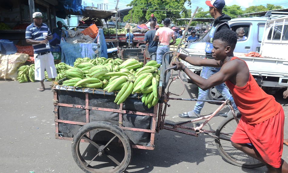 Alza en precios baja ventas en el mercado de la avenida Duarte