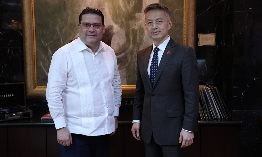 Sanz Lovat&oacute;n recibe visita del embajador de China en el pa&iacute;s