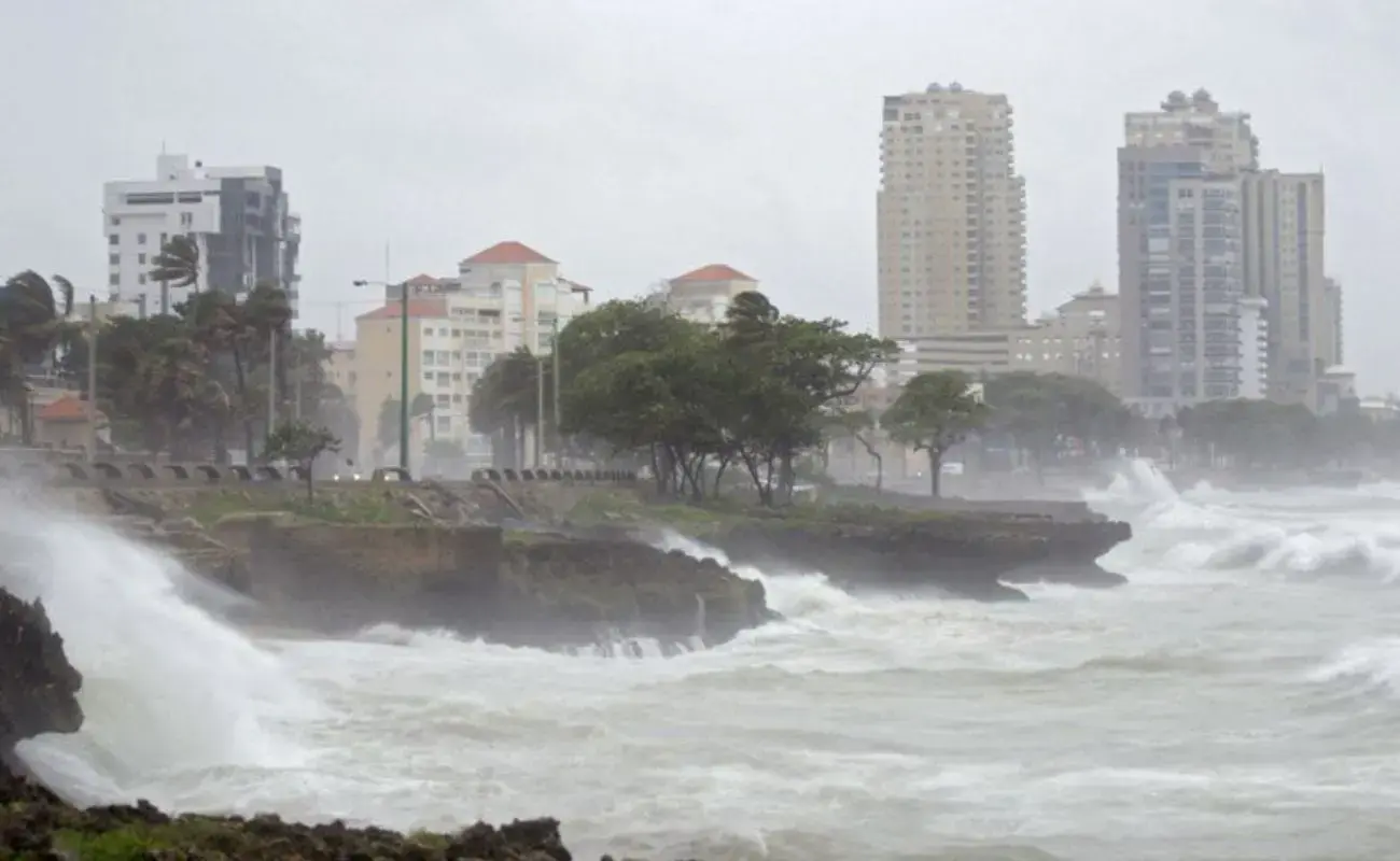 Meteorolog&iacute;a alerta de olas de 9 a 10 pies por el paso del hurac&aacute;n Lee