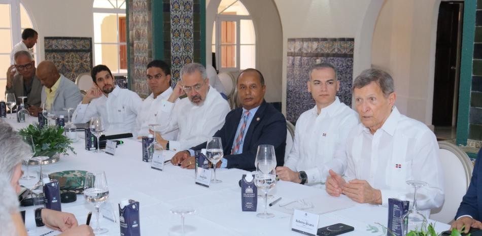 T&eacute;cnicos de la OEA llegaron a indagar canal haitiano en el r&iacute;o Masacre