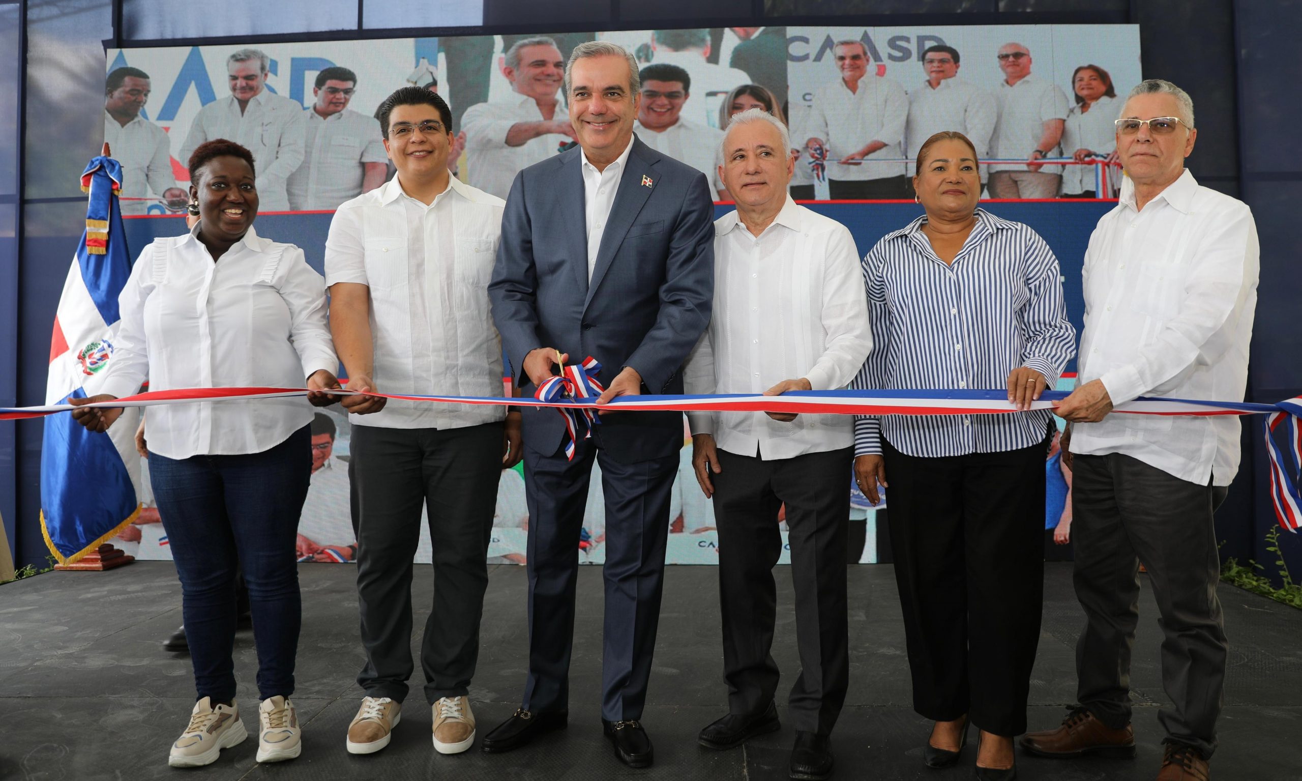 Abinader y la CAASD inauguran saneada ca&ntilde;ada Cach&oacute;n Oeste