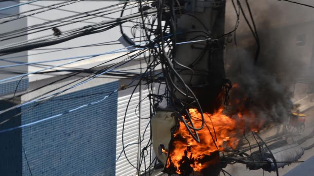 Incendio en Avenida Dr. Defill&oacute; afecta veh&iacute;culo