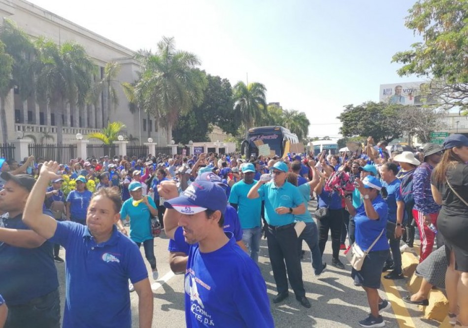 ADP protesta frente a Ministerio de Educación
