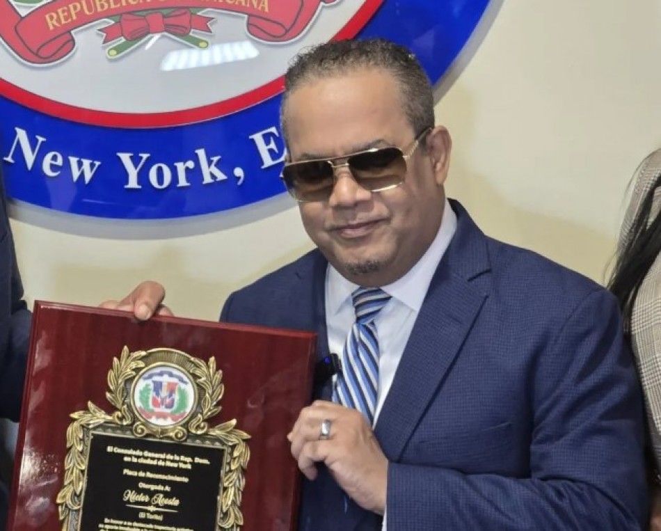 H&eacute;ctor Acosta "El Torito" recibe la m&aacute;xima distinci&oacute;n en el Consulado Dominicano de Nueva York