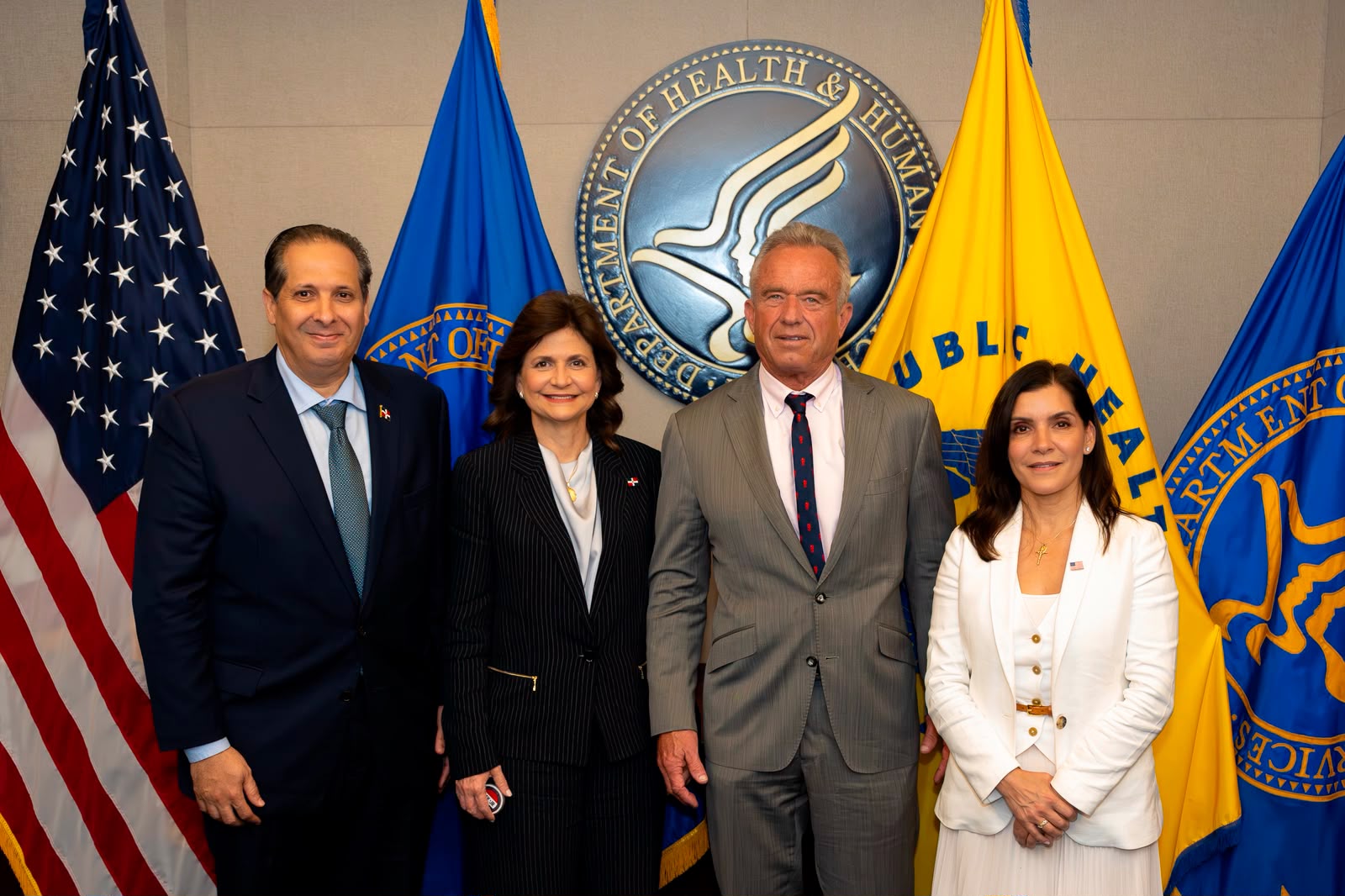 Vicepresidenta Pe&ntilde;a y ministro Atallah fortalecen cooperaci&oacute;n sanitaria con EE.UU. durante reuni&oacute;n con el secretario Robert F. Kennedy Jr.