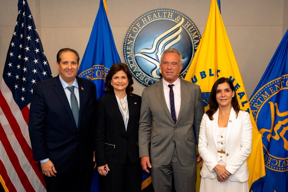 Vicepresidenta Pe&ntilde;a y ministro Atallah fortalecen cooperaci&oacute;n sanitaria con EE.UU. durante reuni&oacute;n con el secretario Robert F. Kennedy Jr.