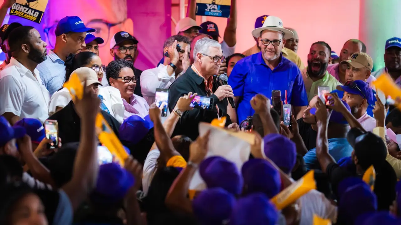 Gonzalo Castillo recorre ocho localidades de San Cristóbal y cuestiona ejecución de obras públicas