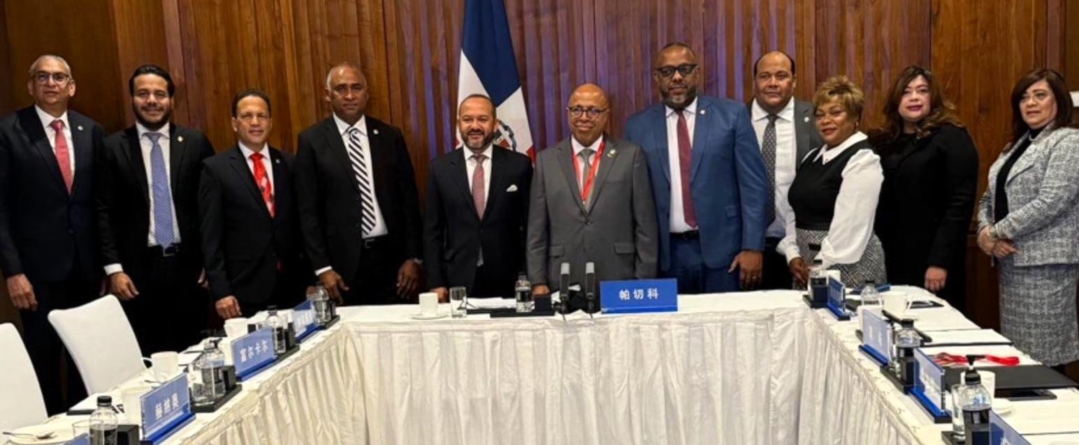 China y Rep&uacute;blica Dominicana acuerdan profundizar  intercambio y cooperaci&oacute;n amistosa