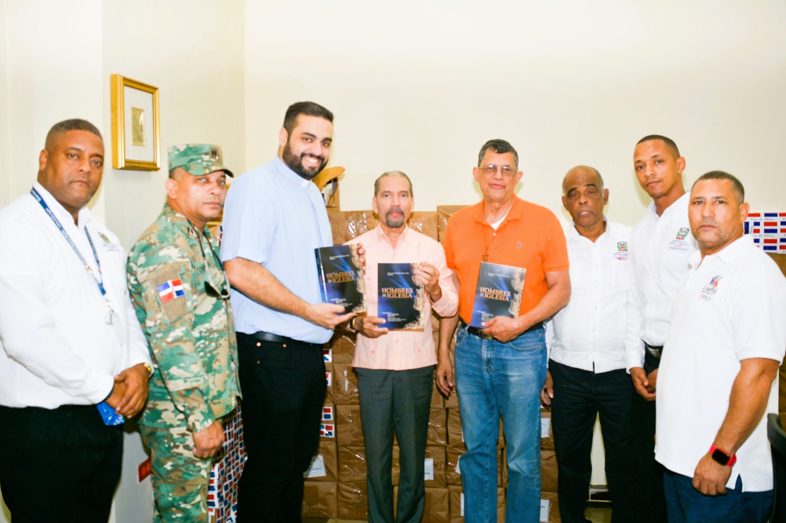 Efem&eacute;rides Patrias dona cientos de libros al Arzobispado de Santo Domingo