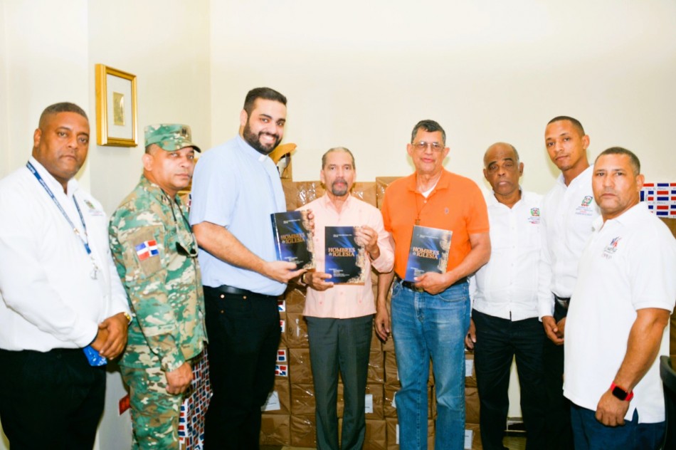 Efem&eacute;rides Patrias dona cientos de libros al Arzobispado de Santo Domingo