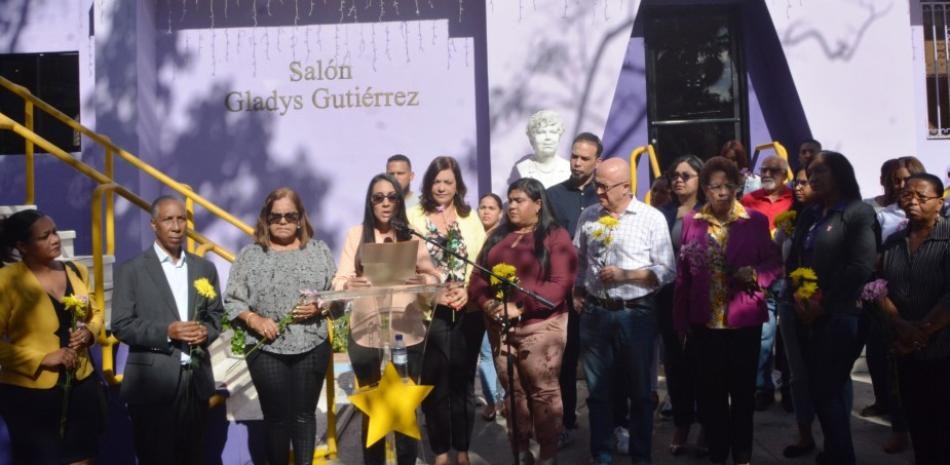 PLD deposita ofrenda floral ante el busto de Gladys Guti&eacute;rrez, por D&iacute;a de la No Violencia contra la Mujer