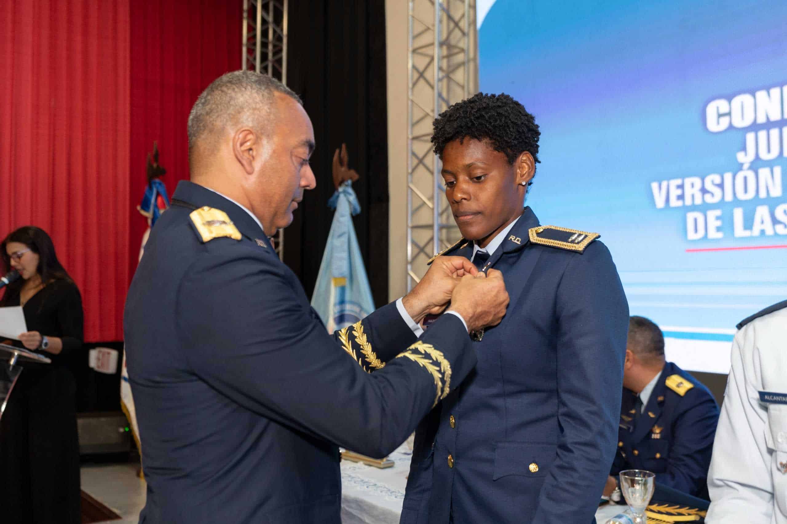 Fuerza A&eacute;rea de la Rep&uacute;blica Dominicana Ascendi&oacute; a Marileidy Paulino y Otros Atletas Ol&iacute;mpicos por su Desempe&ntilde;o en Par&iacute;s 2024