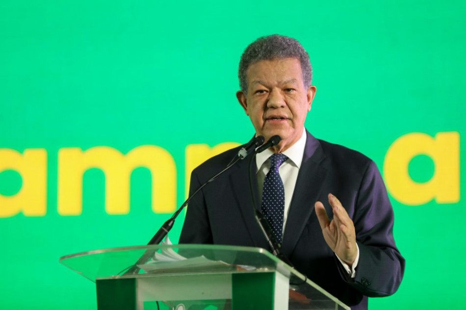 Leonel Fern&aacute;ndez dice Abinader manipula datos, exagera logros y promete