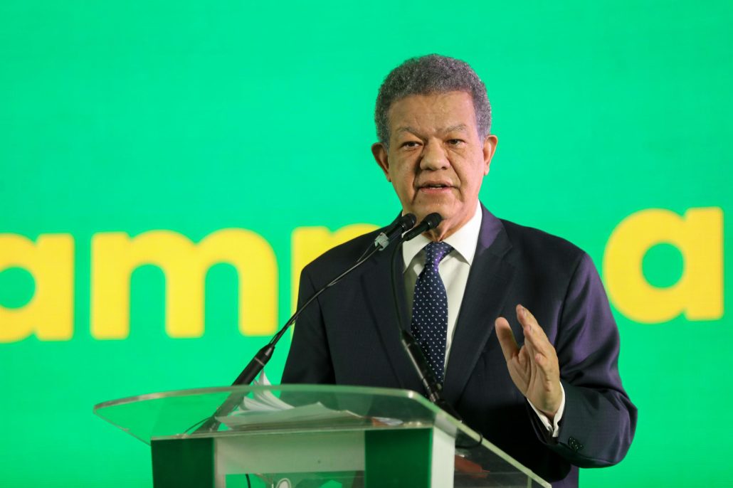 Leonel Fern&aacute;ndez dice Abinader manipula datos, exagera logros y promete