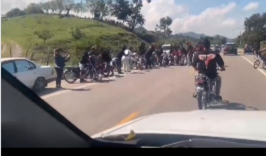 Varios j&oacute;venes detienen el tr&aacute;fico en carretera Puerto Plata-