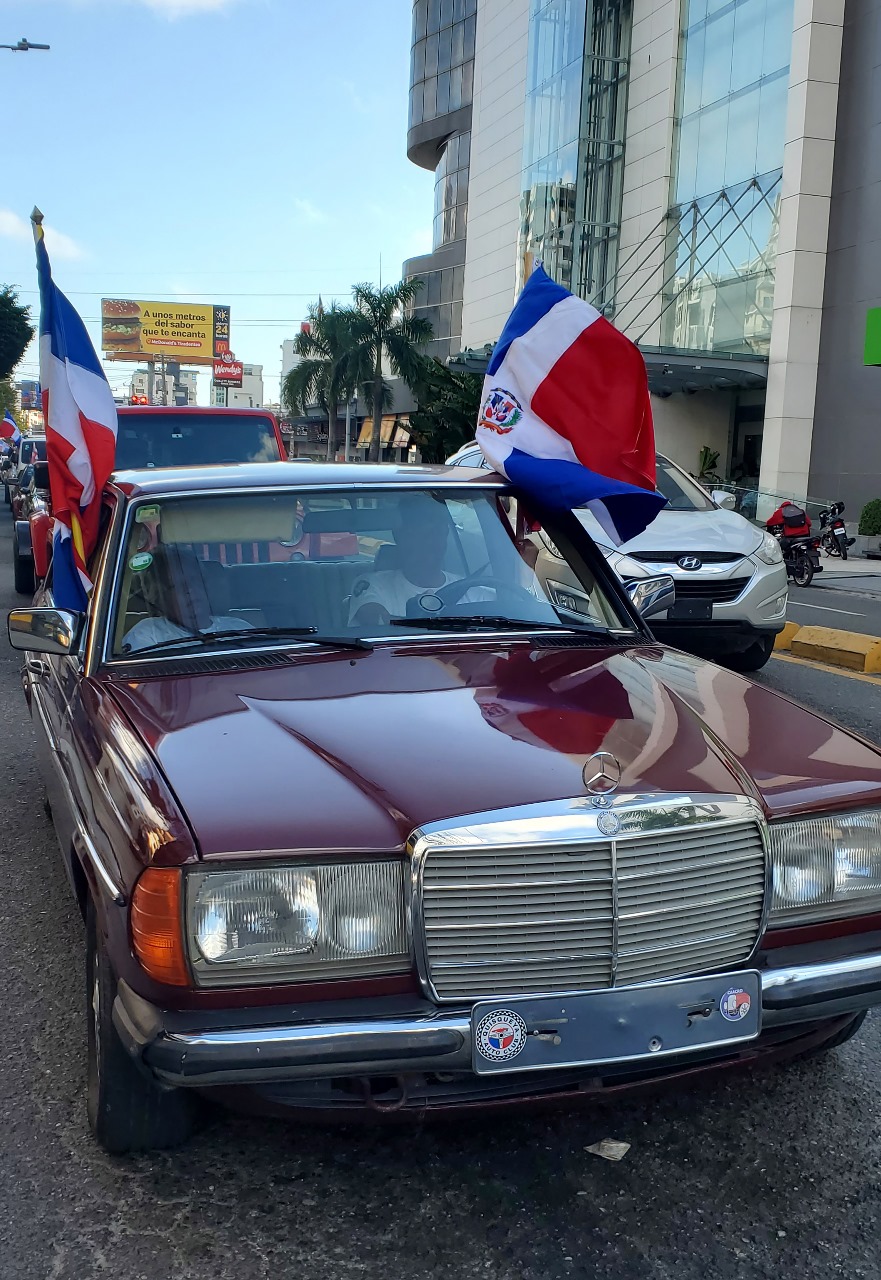 Cientos de capitale&ntilde;os disfrutan de exhibici&oacute;n y desfile autos antiguos