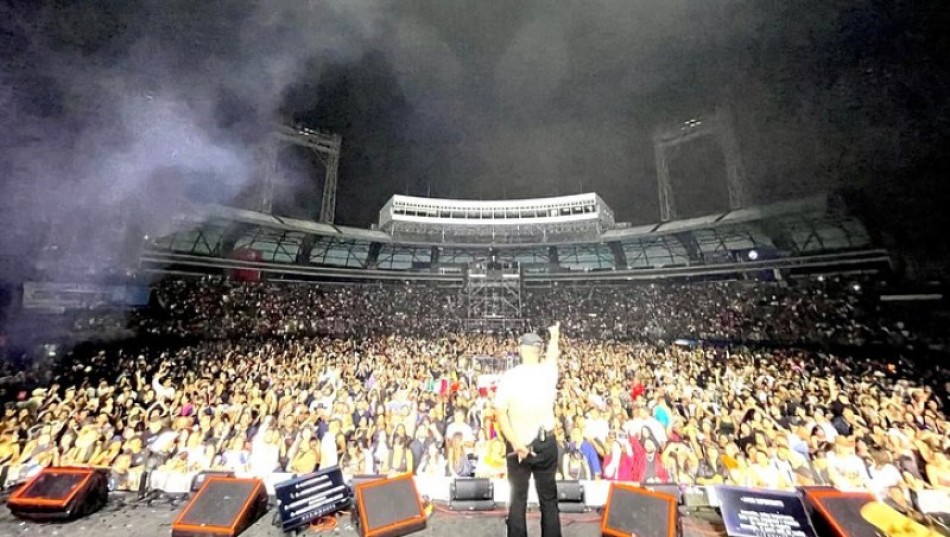 Carin Le&oacute;n enciende el Estadio Quisqueya en su debut con "Boca Chueca Tour 2024"