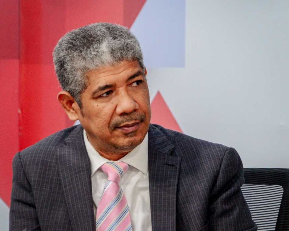 Aspirante a senador Alberto Tav&aacute;rez renuncia del PRM; califica a Abinader de neoliberal
