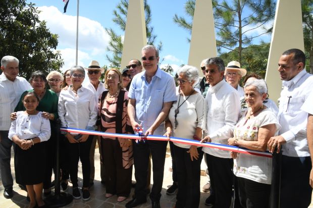 Presidente entrega carreteras y apartamentos e inicia otras obras