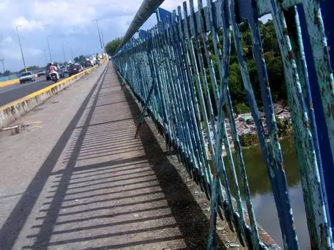 Mujer se lanza del puente de la 17