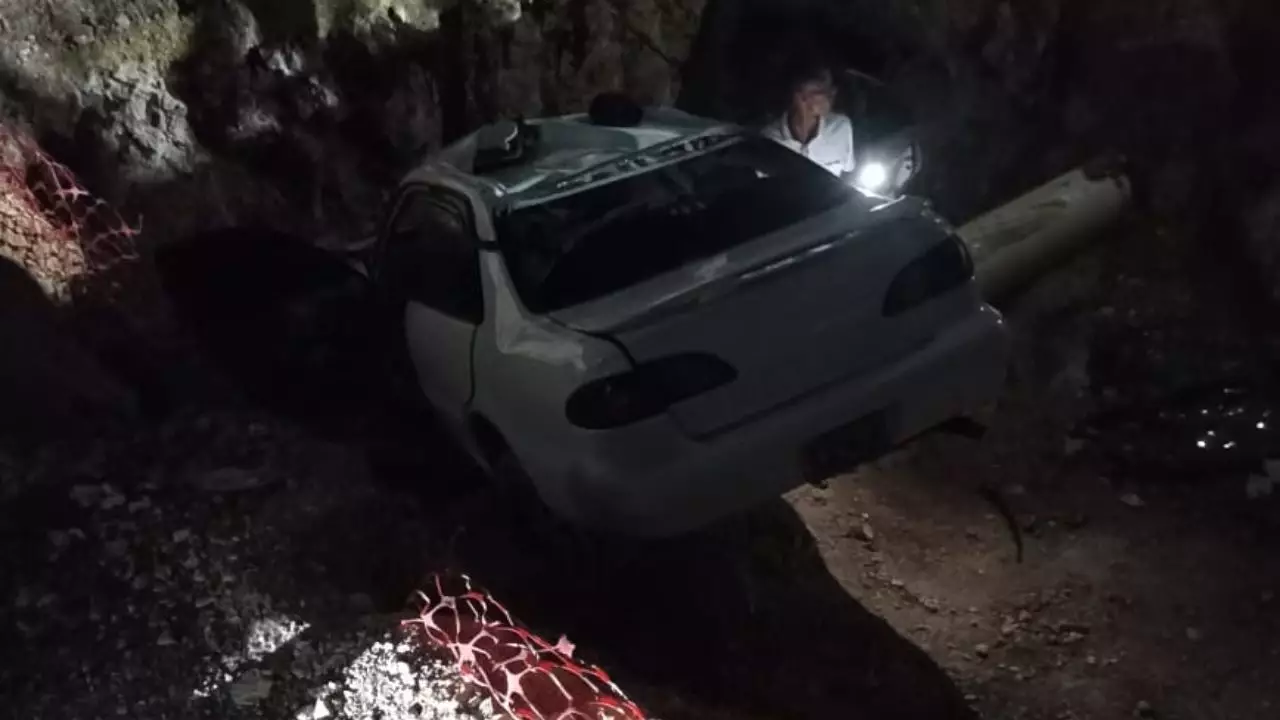 Veh&iacute;culo queda atrapado en un hoyo en la Av. Ecol&oacute;gica