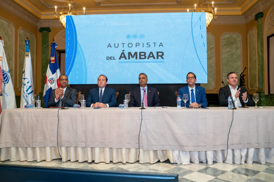 Gobierno informa sobre el proceso de la  autopista del &Aacute;mbar