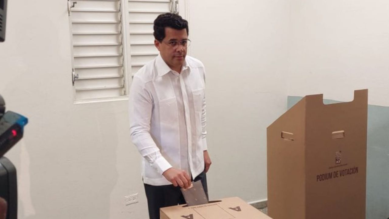 David Collado ejerce su derecho al voto: "Ning&uacute;n candidato est&aacute; por encima de un pa&iacute;s"