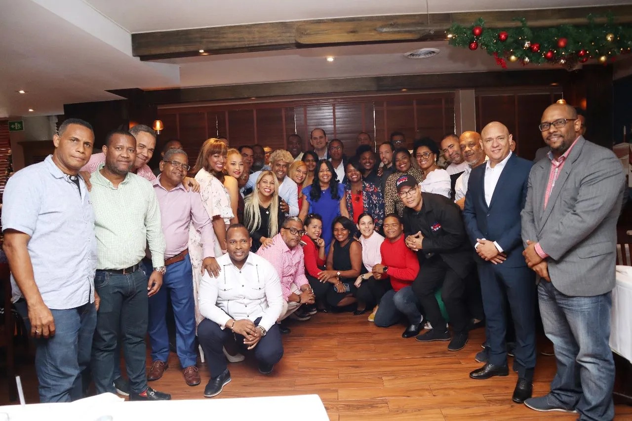 Scarlet Benz&aacute;n y Adolfo P&eacute;rez realizan desayuno navide&ntilde;o con la prensa de SDO