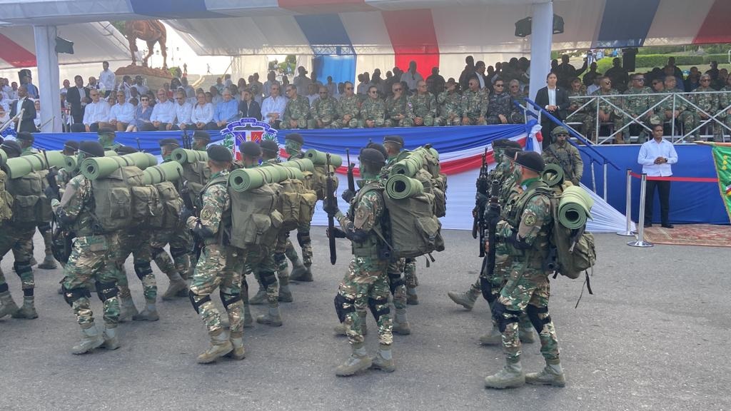 Abinader encabeza desfile militar en Santiago por el 160 aniversario de la Restauraci&oacute;n