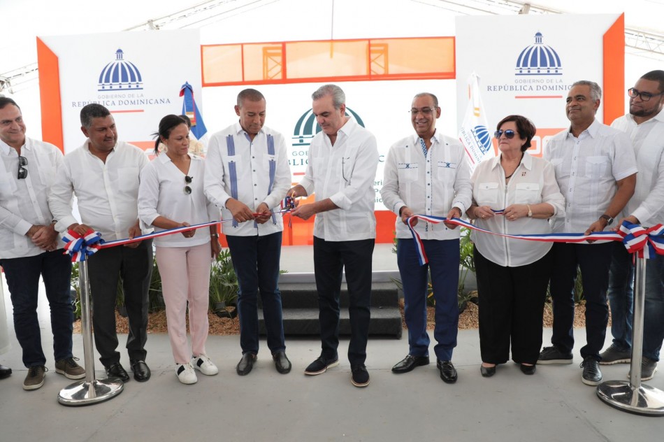 Presidente Luis Abinader inaugura carretera, estadio de f&uacute;tbol y otras obras en el Seibo