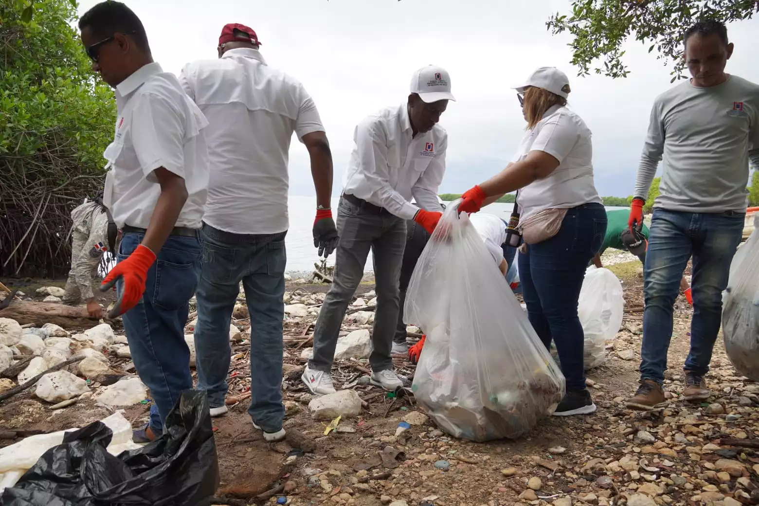 Titulaci&oacute;n y Medio Ambiente realizan jornada de limpieza en playa La Caobita de Azua