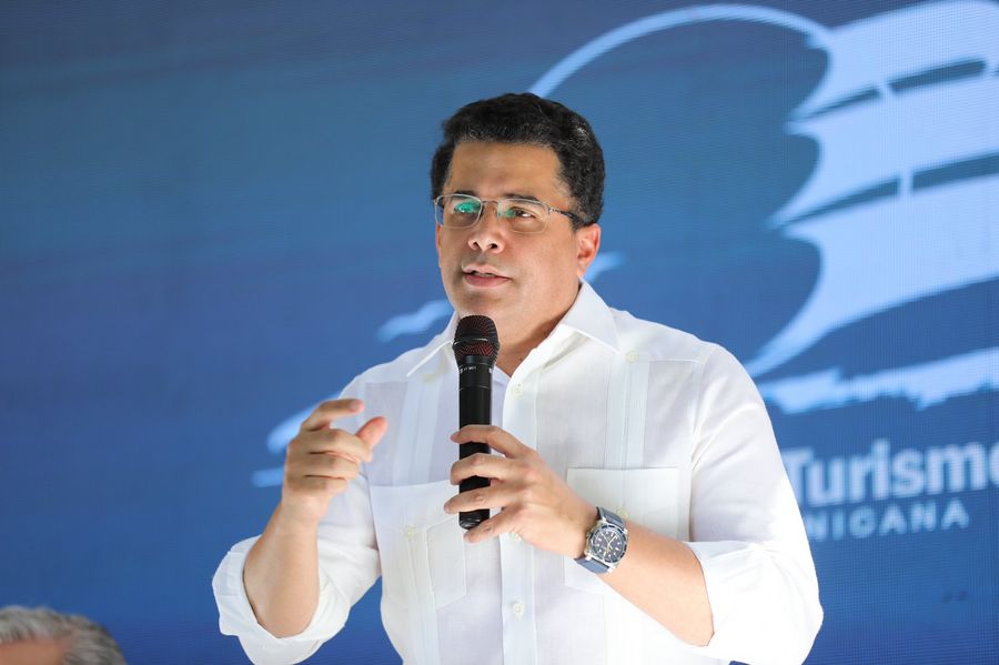 Ministro de Turismo David Collado realiza su recorrido por la playa de los Guayacanes durante este fin de semana