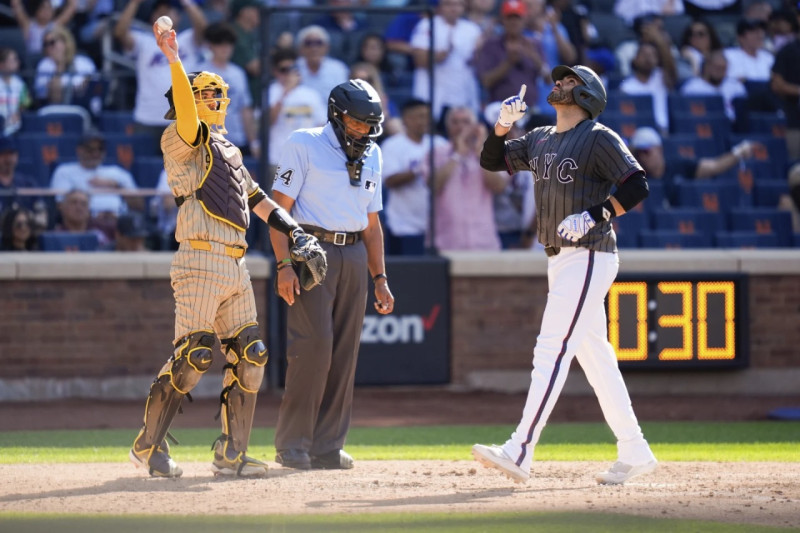 Mart&iacute;nez conecta dos cuadrangulares y los Mets vence 5-1 a los Padres