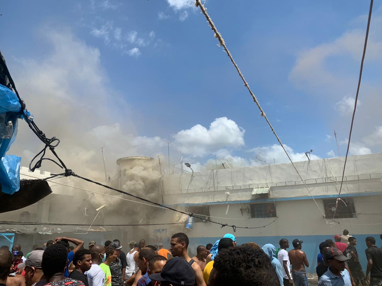 Tres reclusos en estado de gravedad tras incendio en La Victoria