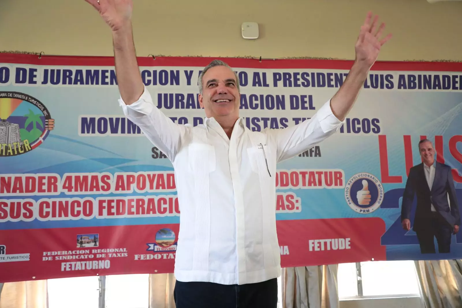 Abinader recibe apoyo de Movimiento de Taxistas Tur&iacute;sticos