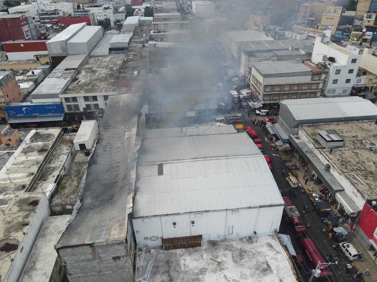 Incendio afecta tienda en la Av. Duarte
