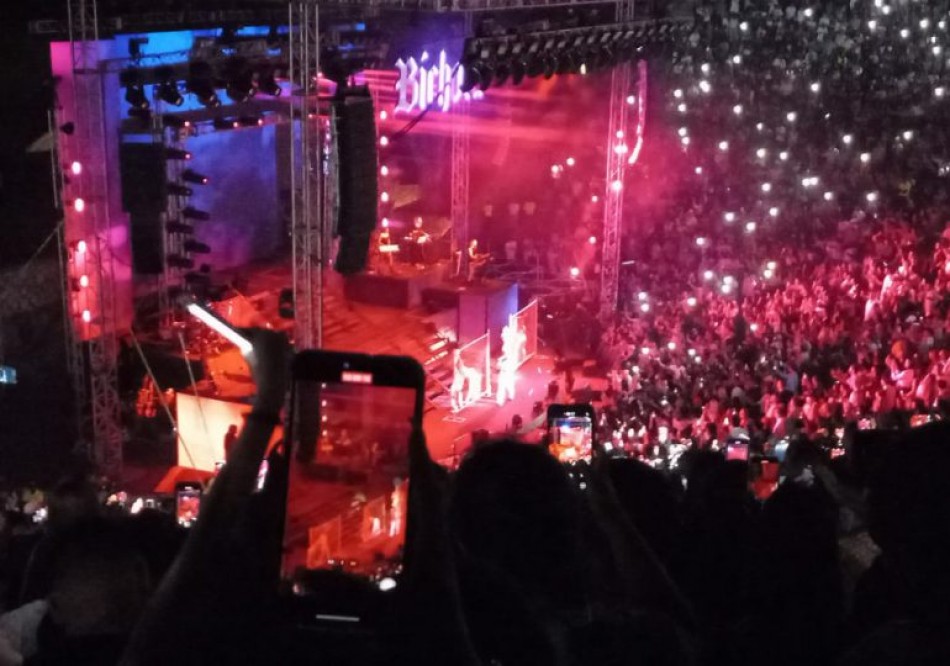 Karol G sale al escenario con la bandera dominicana en su ropa