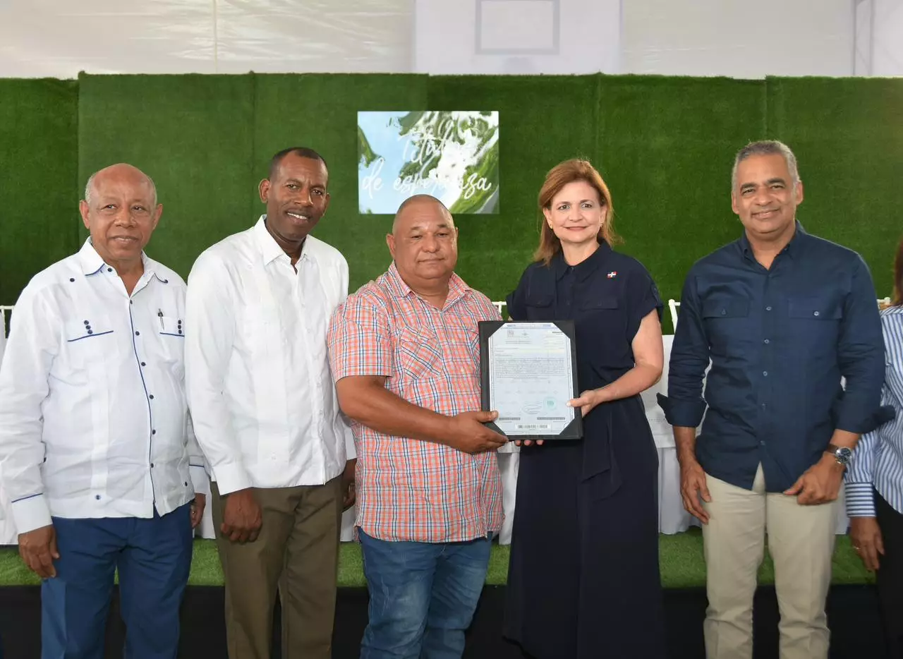 Gobierno entrega 1,173 t&iacute;tulos de propiedad en Hato Nuevo, Los Alcarrizos