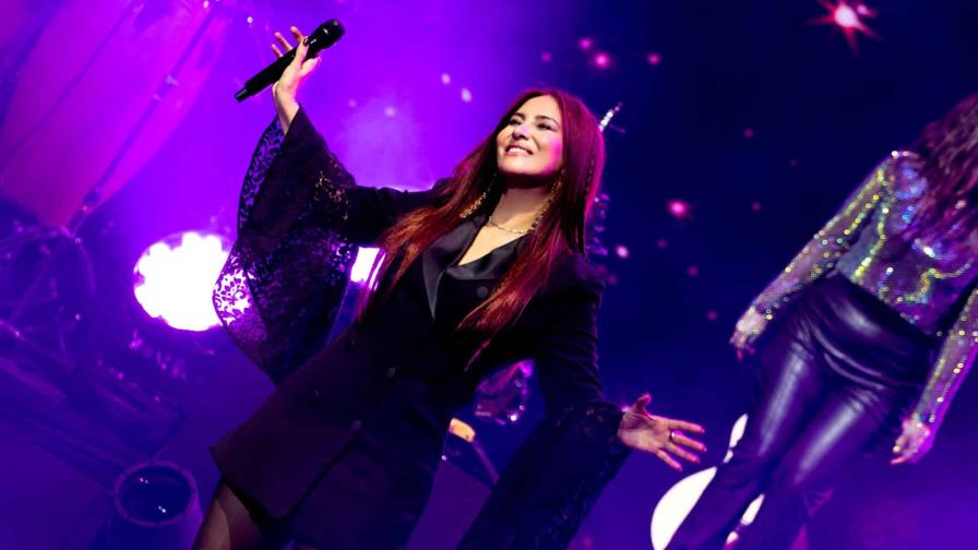 Myriam Hern&aacute;ndez confirma en el Teatro Nacional que el romanticismo es invencible