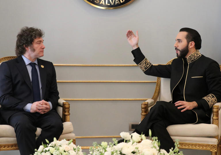 Nayib Bukele recibe a Javier Milei luego de su investidura presidencial en El Salvador