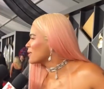  La Bichota #KarolG llega con gran sonrisa a la alfombra de los Latin Grammy